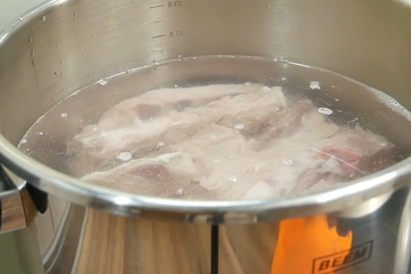 Hầm xương để lấy nước dùng