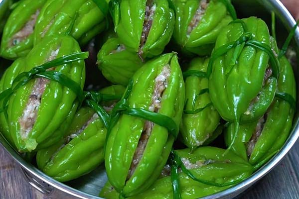 Nhồi nhân vào bên trong trái khổ qua
